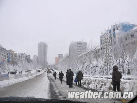 鹤岗遭特大暴雪 学生停课部分城区停水停电（组图）