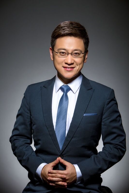 每天赶到中央电视台演播间录制节目,他们是最早的天气预报节目主持人