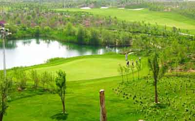 新疆雪莲山高尔夫俱乐部